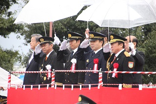 消防パレードを見る市長